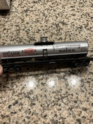 HO Scale Model Trains Dupont Tanker Single Dome Tank Car as seen - Image 1 of 4