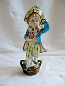 antike Porzellan Figur Herr mit Dreispitz Blumen Kavalier Gratulant handgemalt - Picture 1 of 8