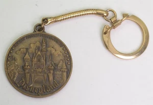Llavero De Colección Disneyland / Lands Coin Mainstreet - Imagen 1 de 4