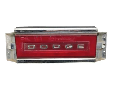 1988 - 1993 DODGE DYNASTY PAINEL DE ACABAMENTO DE LANTERNA TRASEIRA CENTRAL FABRICANTE DE EQUIPAMENTO ORIGINAL, 194-00121 - Imagem 1 de 4