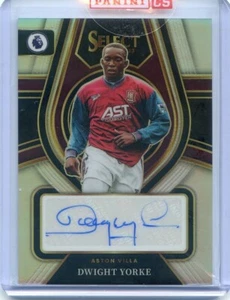 2022-23 Panini Seleziona EPL Calcio DWIGHT YORKE FIRME SILVER PRIZM AUTO - Foto 1 di 2