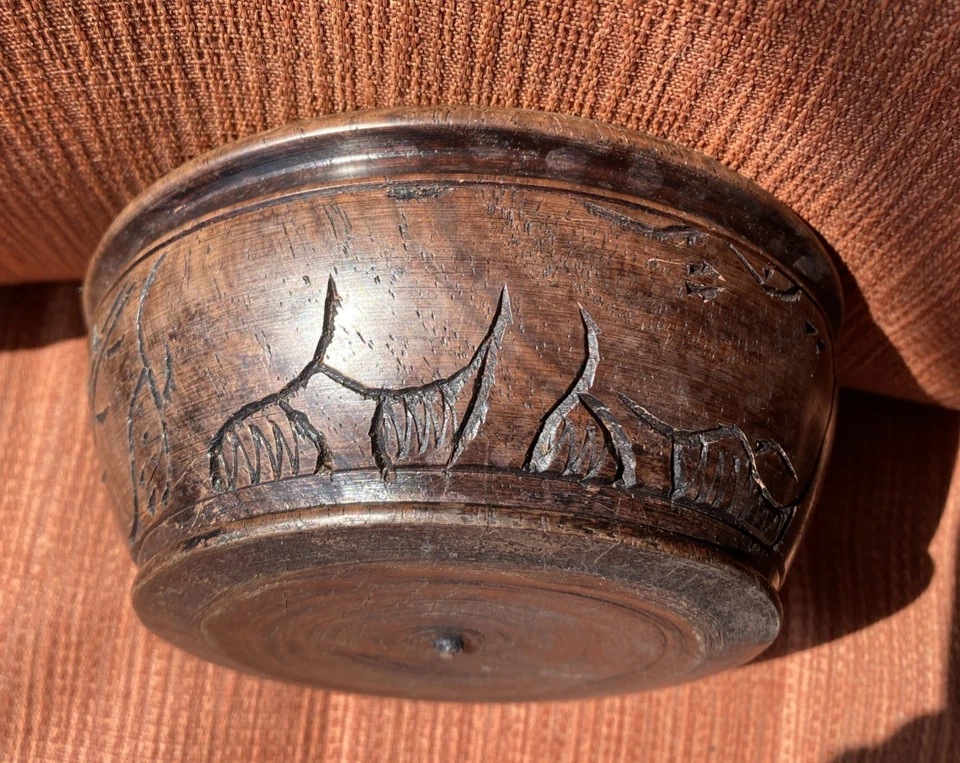 Tigela de madeira esculpida à mão tigela de salada de rinoceronte africano vintage redonda 5” - Imagem 1 de 4