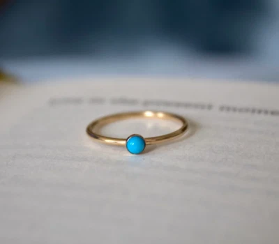 Anillo minimalista de oro macizo de 10k con piedras preciosas turquesa natural tamaño disponible Foto 1 de 4