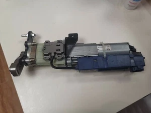 Motor electrico derecho porton trasero audi 8k9827852 - Imagen 1 de 3