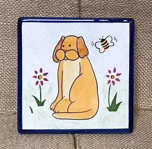 Posavasos de azulejos para perros y abejorros arte pintado a mano Karen DeAlwiss caprichoso kitsch - Imagen 1 de 5