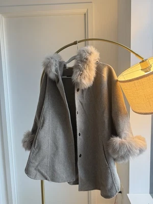 Abrigo con capa beige mezcla de lana con capucha y ribete de piel de zorro hecho a mano capa de lujo Foto 1 de 4