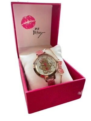 Reloj y pulsera Betsey Johnson esfera pan de jengibre correa de cuero oro rosa 26894RGD Foto 1 de 3