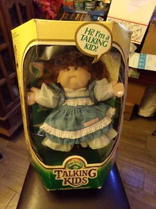 CABBAGE PATCH KIDS PUPPE SPRECHENDES MÄDCHEN RARITÄT. im blauen Kleid komplett wie gesehen VERPACKT - Bild 1 von 9