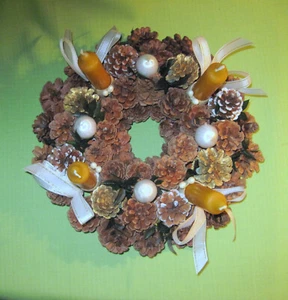 Hübscher Adventskranz aus Natur-Tannenzapfen dekoriert mit Kerzen Ø 30 cm - Bild 1 von 3