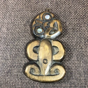 Neuseeland Abalone Eyes Maori Hei Tiki Rotorua Wandbehang geschnitzt Holz - 13 cm - Bild 1 von 8