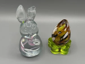 Conejo de vidrio Blenko con remolino rosa y blanco con huevo de topacio con frita brillante - Imagen 1 de 5