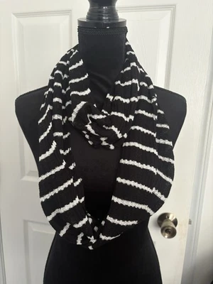 NUEVO CON ETIQUETAS BUFANDA ENVOLVENTE INFINITY A RAYAS BLANCAS NEGRAS Y2K AEROPOSTALE CAPRICHO GRUNGE Foto 1 de 4