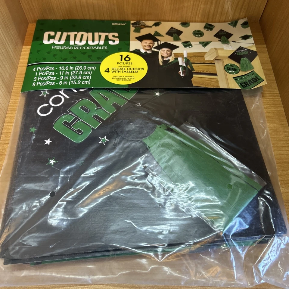 Amscan Green graduation 16 piece cut outs - Image 1 of 4