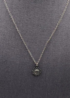 Delicado Colgante Plata Tono Peltre Ráfaga de Sol Cara Potencia Energía Luz Fuerza Foto 1 de 4