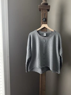 Sudadera Cabi Gris Cool Off #6333 Cuello Redondo Manga Larga Talla M Original $130 Usada en Excelente Condición Foto 1 de 4