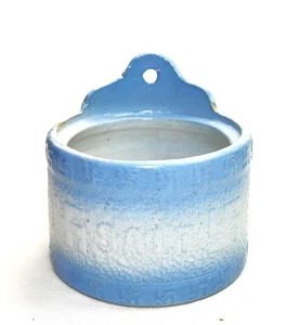 "Salero vintage de gres azul blanco en relieve con símbolo de esvástica de buena suerte 6""" - Imagen 1 de 7