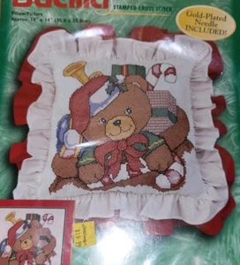 Kit de almohada punto de cruz estampado oso de peluche de Navidad Bucilla - Imagen 1 de 4