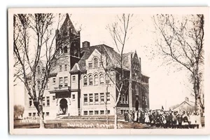 Postal RPPC Edificio de Escuela Pública, Sanborn Iowa 1910 Postal con Estudiantes - Imagen 1 de 2