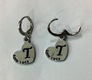 OHRRINGE EARRINGS PAAR STAHLFARBENE KREISE ANHÄNGER BUCHSTABE T GOOD LUCK - Bild 1 von 1