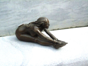 statue femme nue attachée et bandé en bronze signé .