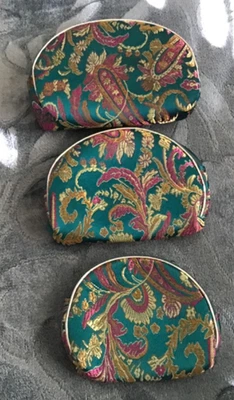 NUEVO SIN ETIQUETAS: Conjunto de 3 bolsas con cremallera de maquillaje de seda verde azulado/púrpura de inspiración asiática Foto 1 de 2