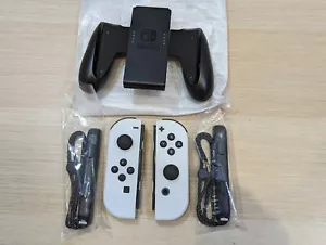 White Nintendo Switch Joy Con OLED Joy-Cons + Grip + Straps Official Nintendo - Picture 1 of 3