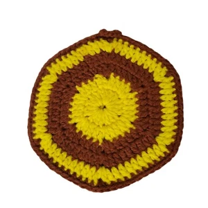 Tapete con soporte para olla de ganchillo a mano vintage de 7" almohadilla caliente hexagonal marrón amarillo remache - Imagen 1 de 3