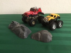 Red Wrangler Jeep DaimlerChrysler Corporation Funline W/ 2 plastic rocks & Truck - Picture 1 of 7