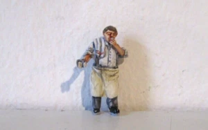 DETAILED MINIATURES 'O' GAUGE PAINTED METAL BARMAN - Picture 1 of 2