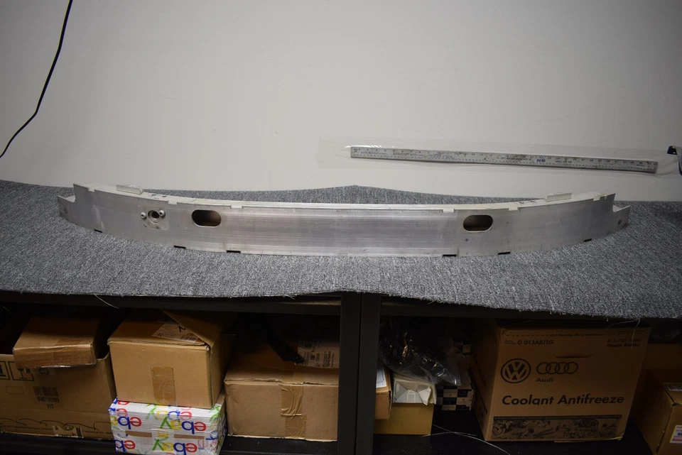 BMW M6 2007 barra de refuerzo de parachoques delantero OEM de fábrica Foto 1 de 4