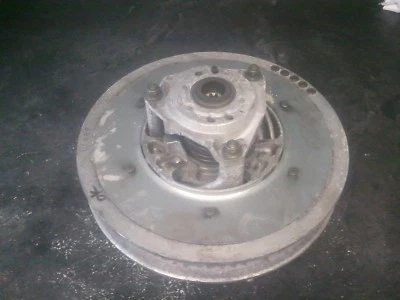 2001 01 Yamaha Secondary Clutch # 8CR-17660-10-00 Vmax SX600R 600 sx SXR - Imagem 1 de 4