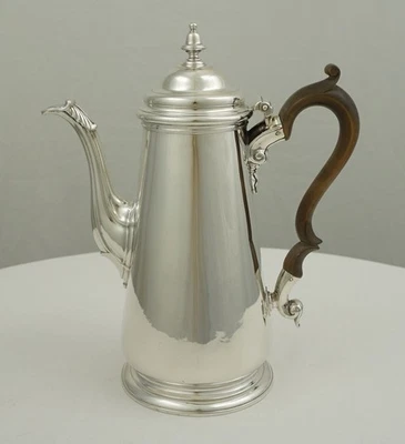 Buena cafetera georgiana de 9", Londres 1744, William Williams, 228 mm, total 667 g. Foto 1 de 4