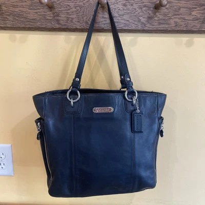 Bolso de hombro Coach North South Gallery de cuero negro liso F19456 Foto 1 de 4