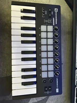 Novation Launchkey MINI MK2 Keyboard Controller NOVLKMIN2 - Image 1 of 3