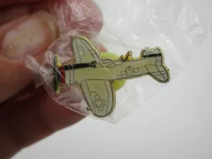 Military plane pin, Plane with propeller pin, white military plane pin, NEW pin - Picture 1 of 4