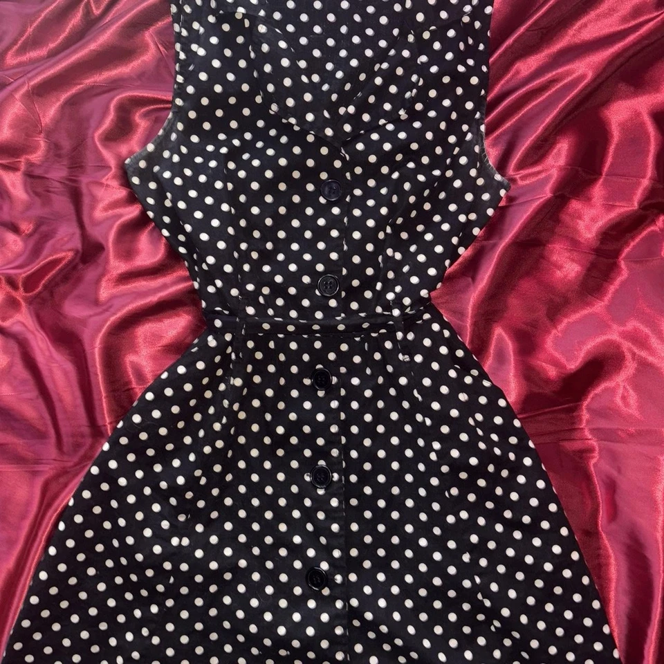 Vestido midi Mlle Gabrielle blanco y negro a lunares calce y acampanado estilo años 50 Foto 1 de 3