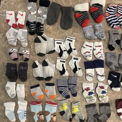 Lote de calcetines para bebé niño-45 piezas-0-3 m 2T-4T Nike dinosaurio béisbol rayas gris rojo azul  Foto 1 de 2