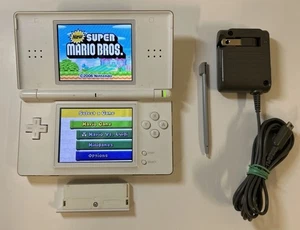 Nintendo DS Lite USG-001 KOMEN CÁNCER DE MAMA Cinta con Cargador y Lápiz Blanco - Imagen 1 de 10