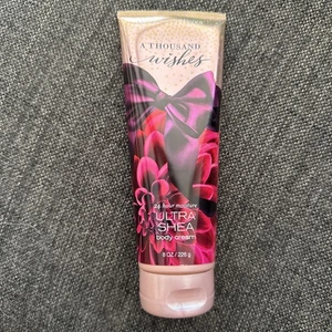 Bath & Body Works A THOUSAND WISHES CREMA CORPORAL 24 horas hidratante ultra karité, 8 oz - Imagen 1 de 2