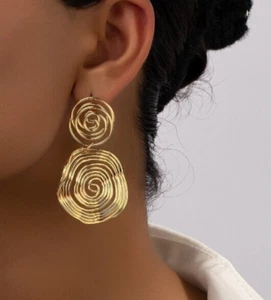 Pendientes colgantes en espiral artesanales en tono dorado - Joyería llamativa - Imagen 1 de 4