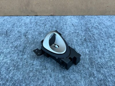 CONJUNTO DE MAÇANETA INTERNA DO MOTORISTA DIANTEIRO ESQUERDO FABRICANTE DE EQUIPAMENTO ORIGINAL NISSAN 370Z 2009-2021 - Imagem 1 de 4