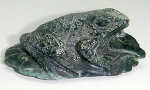 NATURAL BURMA DARK GREEN JADE TOAD ON LEAF FIGURINE CARVING 4 HOME DECOR - Picture 1 of 8