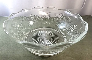 Bowl Clear Pressed Glass Grapes Leaves Anchor Hocking 8 1/2 inches x 3 inches - Picture 1 of 9