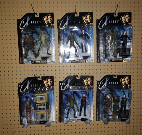 X-FILES action figures FIGHT THE FUTURE - Scully  Mulder  Alien  Fireman Caveman Cover