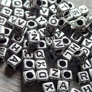 Große Menge Buchstaben Würfel Perlen 100 Zufällig Silber und Schwarz Würfel 6 mm Rechtschreibung Alphabet - Bild 1 von 6