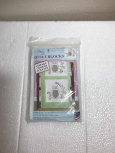 Bloques de edredón blanco estampado Jack Dempsey 18x18 pollo rascador búho - Imagen 1 de 2