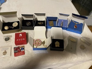 14 prendedores y collares Avon Award y tarjetero nuevo en caja original - Imagen 1 de 15