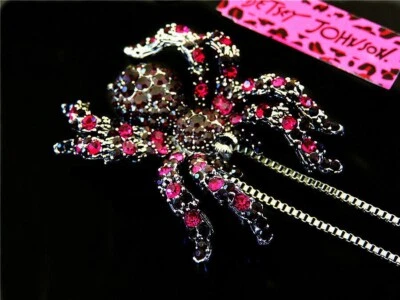 Colar pingente broche prata aranha rosa quente Betsey Johnson bolsa de presente grátis - Imagem 1 de 3