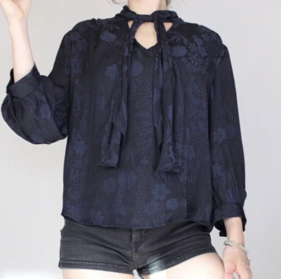 Blusa con lazo Banana Republic Secretary talla pequeña floral sedosa azul marino carrera oficina Foto 1 de 4