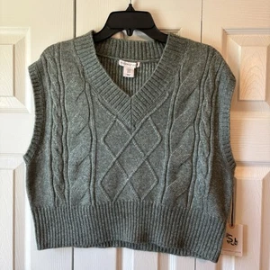 Sincerely Jules Women's Medium Sweater Vest Soft 'n Cozy Green Knit Cropped NWT - Picture 1 of 6
